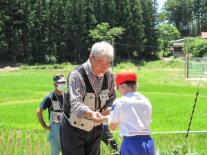 裏大岳ふる里守り隊代表より修了証を渡す様子