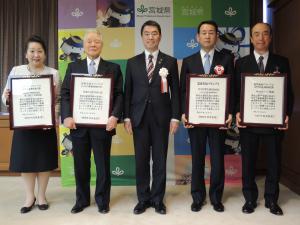 第4回富県宮城グランプリ受賞者の皆様と知事の集合写真