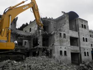 志津川廻館前住宅の解体工事中の写真