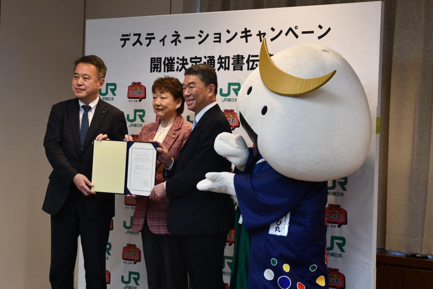 左から東日本旅客鉄道株式会社 執行役員東北本部長 高岡 崇様、郡仙台市長、村井知事、仙台・宮城観光PRキャラクター むすび丸