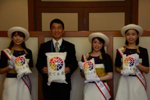 左から小池美香子さん、村井知事、菊池夢乃さん、八巻楓香さん