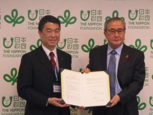 協定締結の様子（左から村井知事、日本財団の尾形理事長）