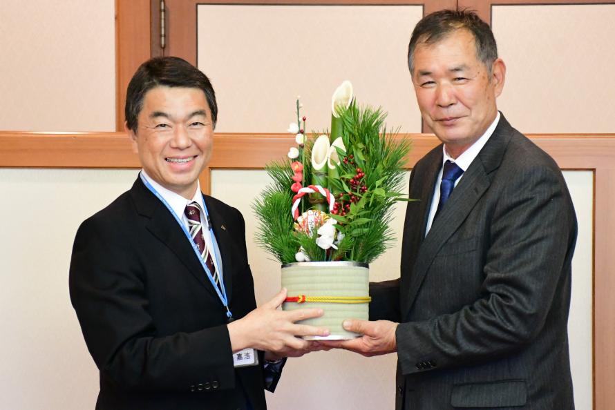 左から村井知事、後藤敏会長