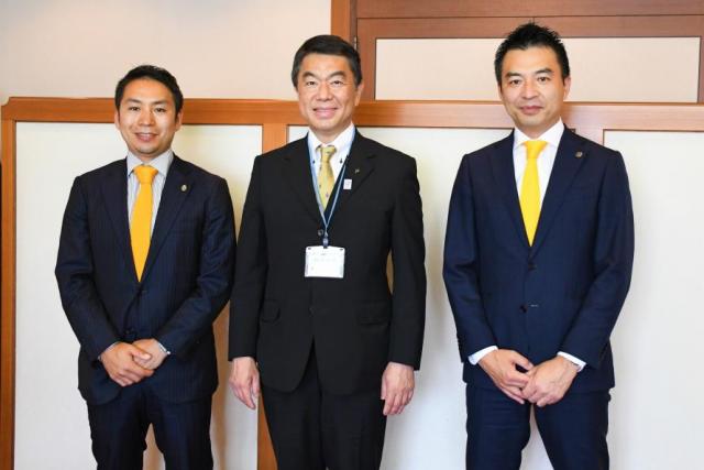 左から志村雄彦代表取締役社長、村井知事、森井誠之代表取締役会長