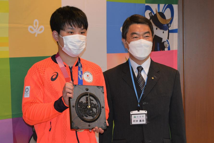 左から張本選手、村井知事の写真