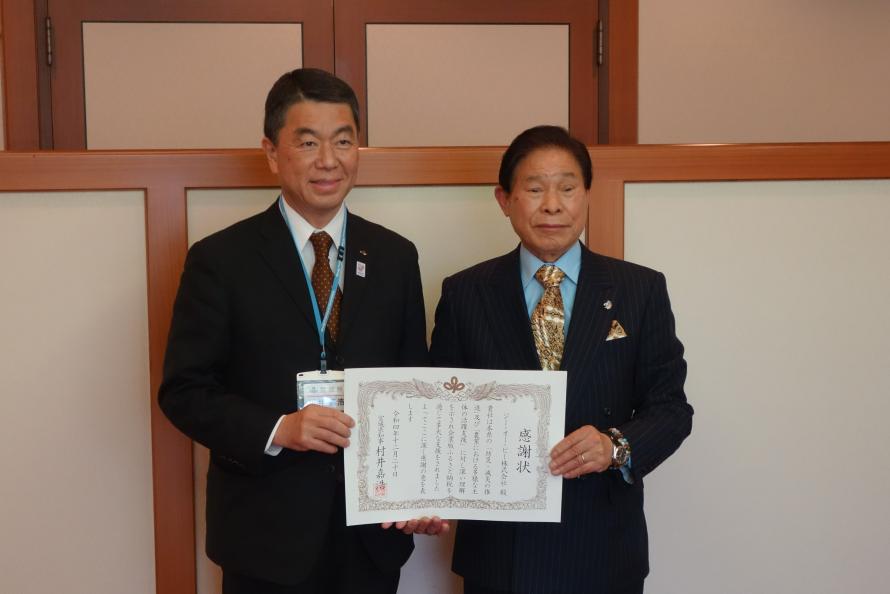 左から村井知事、千田豊治（ちだとよじ）代表取締役