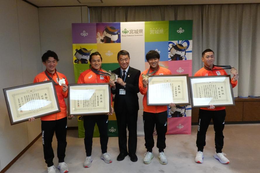 左から村田悠祐選手、佐々木琢磨選手、村井知事、小原奏楽選手、星泰雅選手