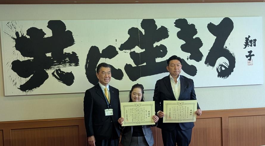 作品の前で記念撮影に応じる村井知事、書家・金澤翔子先生、株式会社ジーコ代表取締役荒氏