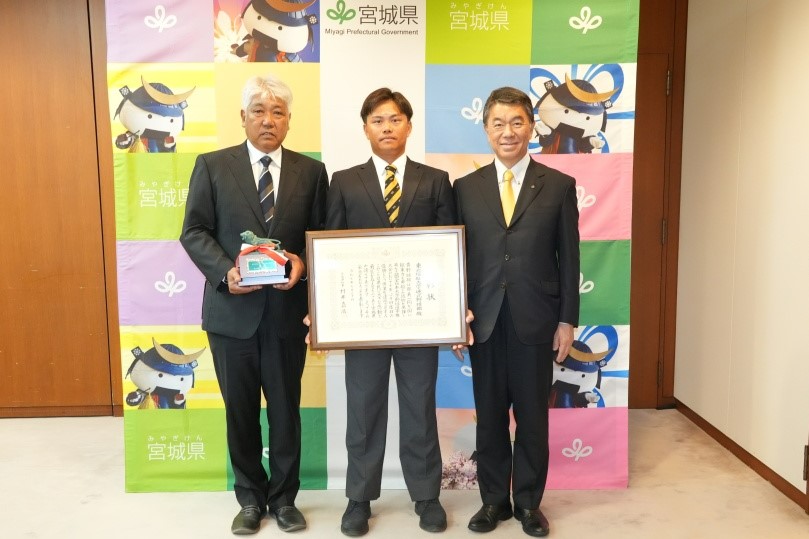 左から東北福祉大学硬式野球部 山路監督、仲宗根主将、村井知事