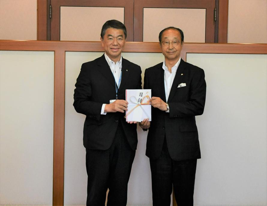 左から村井知事と菊地代表取締役