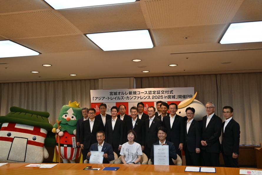 1列目左から村上町長、李日本支社長、深谷市長、村井知事（2列目左から3番目）と宮城オルレ・トレイル推進議員連盟の皆さん