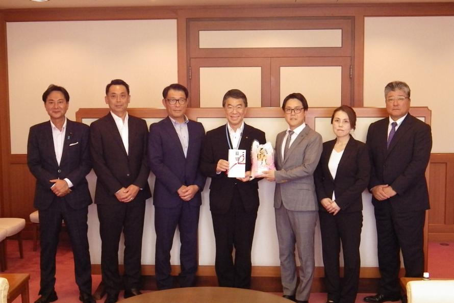 左から佐々木宮城県議会議員、丘の家子どもホーム藤田園長、旭が丘学園菅原園長、村井知事、株式会社トラクシィ中村代表取締役社長、株式