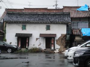 壁が崩れた建物