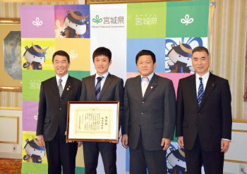 張本智和選手に県と県議会から特別表彰を授与した写真