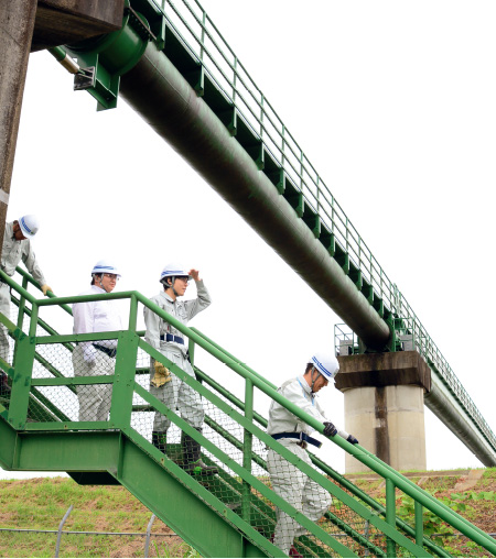 水道管のパトロール（船岡水管橋）の写真