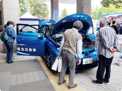燃料電池自動車の展示の写真