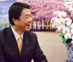 村井知事の写真