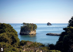 【5】松島湾の景観は八百八島と呼ばれ、浦戸諸島は約230の島々から構成される。塩竈本土から最も近い桂島は市営汽船で約23分。