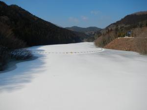 2月28日（堤体からダム湖）