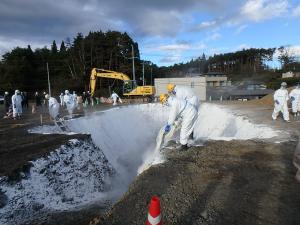 法面へ消石灰の散布