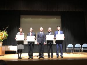 遠藤副知事と受賞企業4社の集合写真