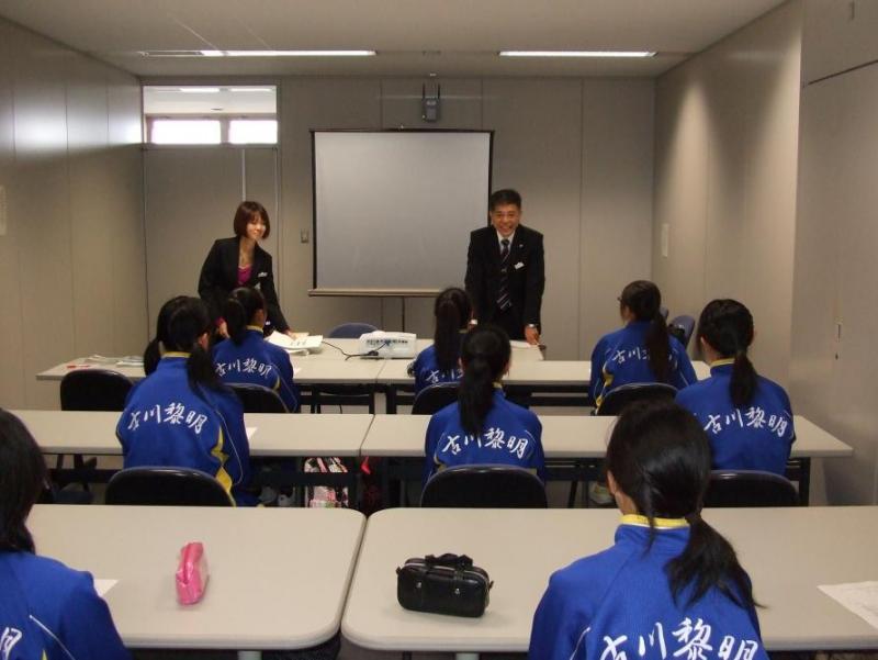 佐沢獣医師の小中学校向け出前講座について古川黎明中学校の学生が職業体験の説明を受けている様子