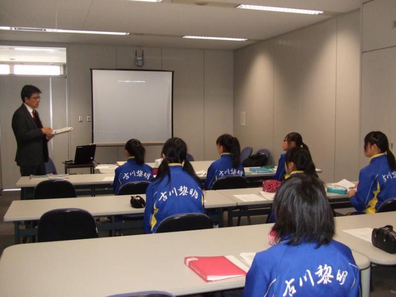 古川黎明中学校の生徒がホワイトボードを使った講義を受けている様子