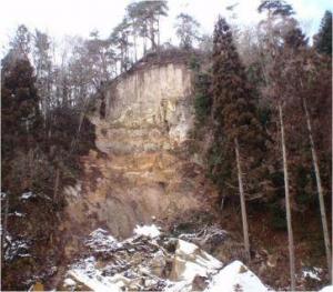 笹ケ森地区の山腹崩壊状況写真（山腹上部から大きく崩壊している）