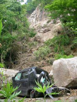 温湯地区の落石被害状況写真（落石により車がつぶれている）