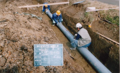 パイプライン管設置作業の写真
