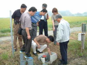 地下灌漑施設を視察の様子