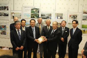 郡司農林水産大臣へ「復興米」の贈呈の写真