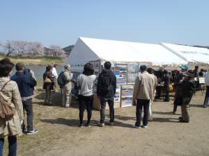 イベント会場の様子復旧状況ポスター,白石川PR写真を展示2
