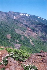 駒草平から刈田岳頂上を写した写真です