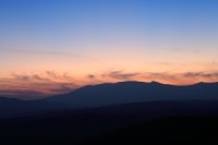 足立・上大平から見た夕暮れの蔵王の写真です