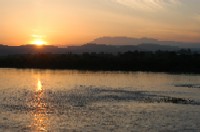 丸森・金山・小斎阿武隈堤防から見た夕暮れの蔵王の写真です