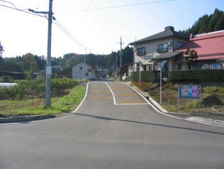 農道から猿鼻宿を写す