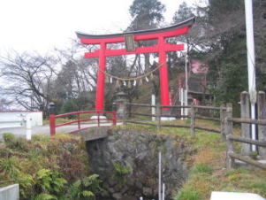 大高山神社前を流れる黒沢尻用水