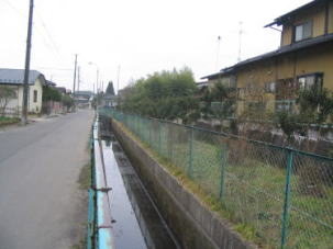 住宅街の中を流れる黒沢尻用水