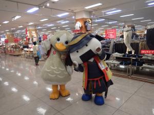 利き水会でキャラクター2体の写真です