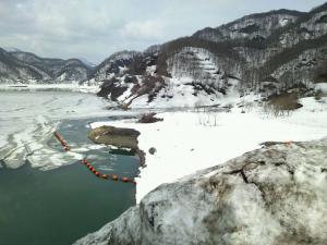 雪の漆沢ダムの写真です