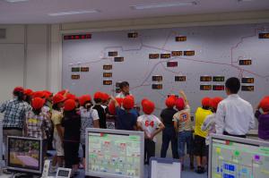 中新田小学校の皆さんが中央監視室説明を受けている写真です