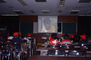 田尻小学校の皆さんがビデオ鑑賞を行っている写真です
