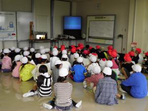 成田小学校の皆さんがビデオ鑑賞をしている写真です
