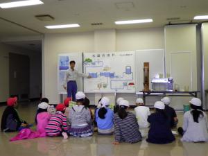 吉田小学校の皆さんが全体説明を受けている写真です