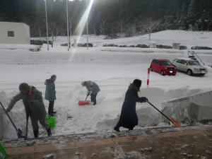 除雪作業を職員が行っている写真です