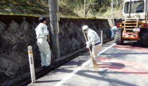 道路を掃いている写真です