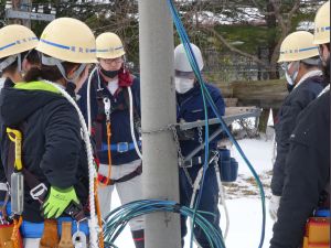 模擬家屋に照明やコンセントなどを取付ける作業