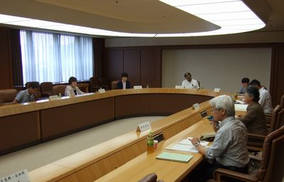 公共事業評価部会の審議の様子