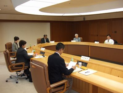 公共事業評価部会の審議の様子